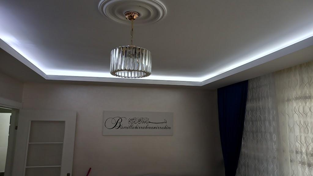 Köşelerde spotlu asma tavan modeli,