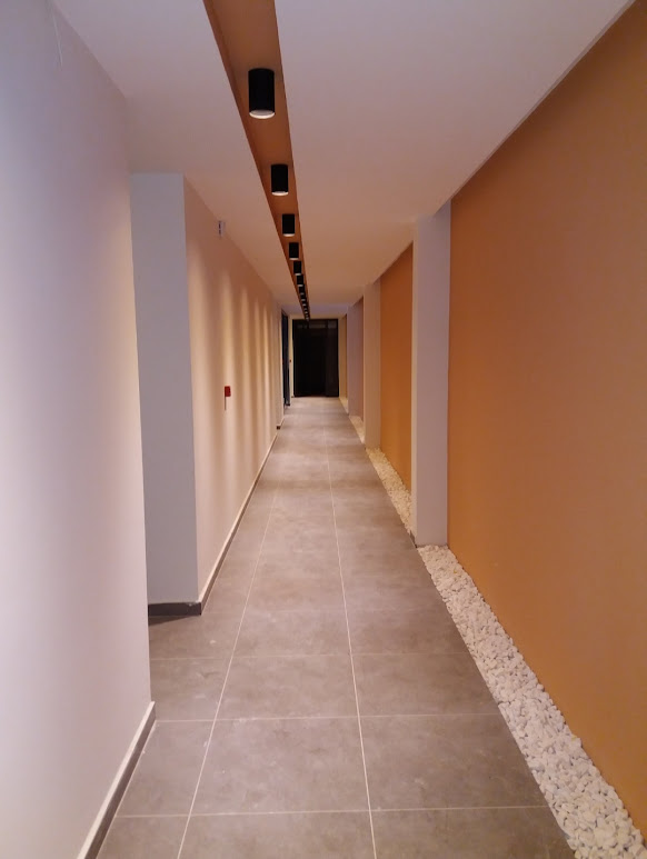 Ofis içinde alçıpan bölme ile oluşturulmuş odalar,