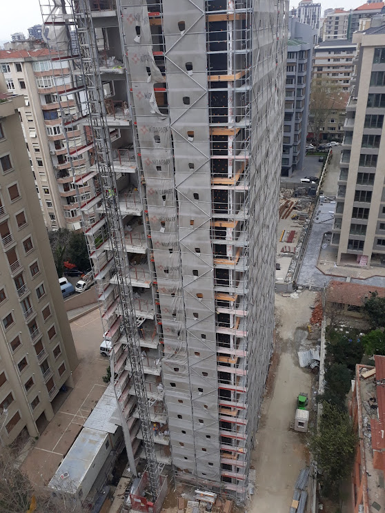 Ataşehir’de taş yünü dış cephe mantolama uygulaması yapan profesyonel usta ekip.