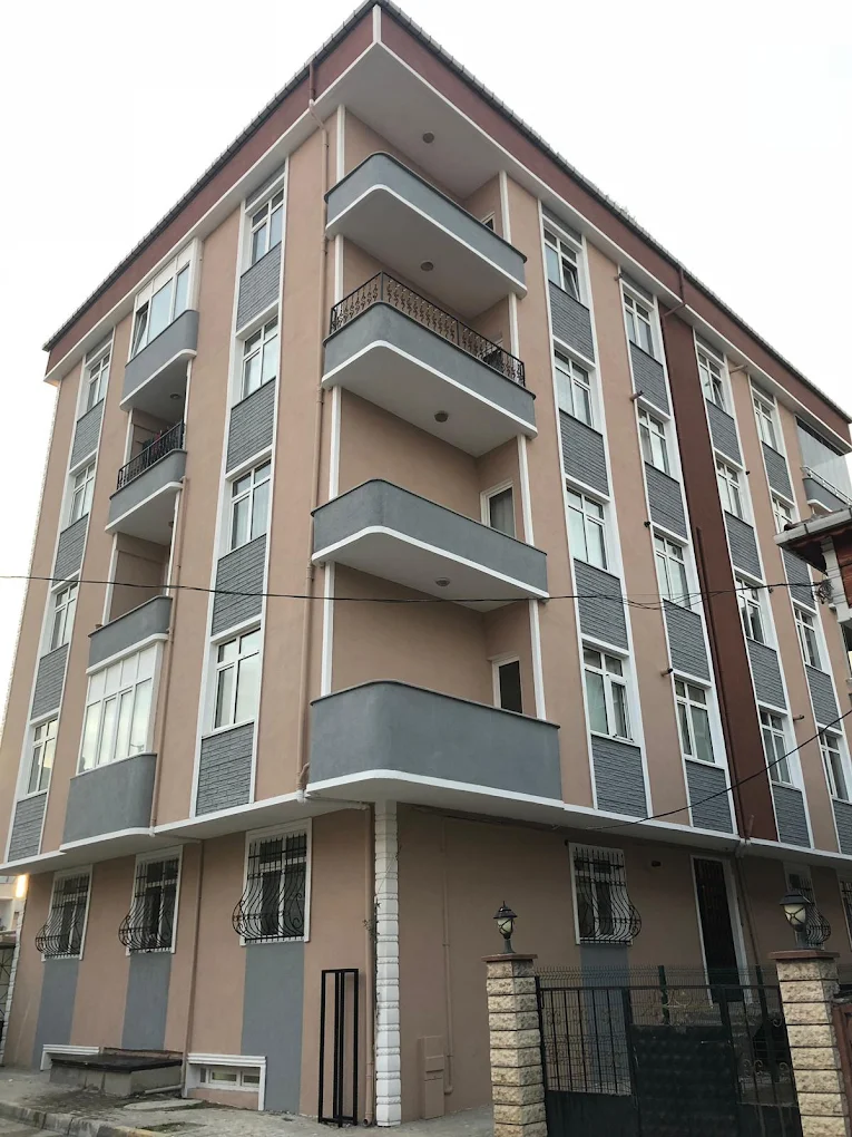 Dış cephe mantolama uygulaması yapan mantolama ustası